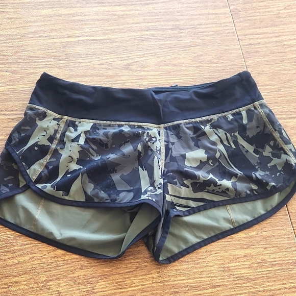 Pants - Lululemon Camo Shorts Size 6